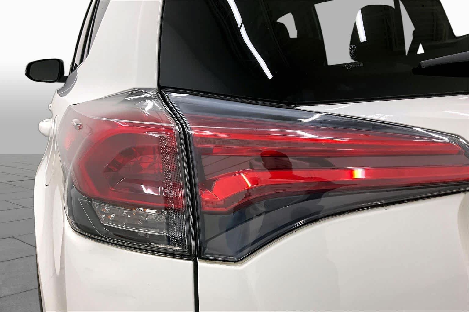 Used 2018 Toyota RAV4 XLE w/ Plus Extra Value Package FWD image 28