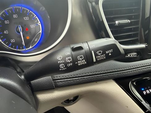 Used 2018 Chrysler Pacifica Limited FWD image 27