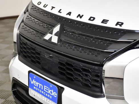 Used 2024 Mitsubishi Outlander SE Black Edition AWD/4WD image 11