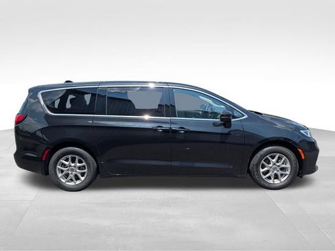 Used 2023 Chrysler Pacifica Touring-L FWD image 8