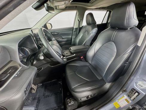 Used 2021 Toyota Highlander XLE image 12