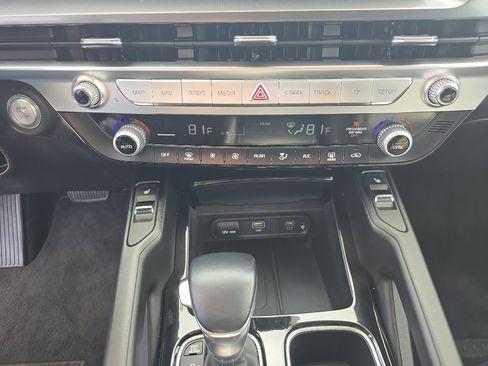 Used 2025 Kia Telluride S AWD/4WD image 17