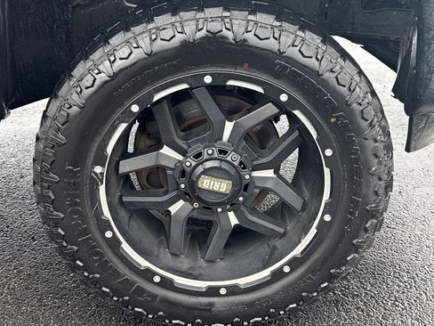 Used 2017 Nissan Titan S image 9