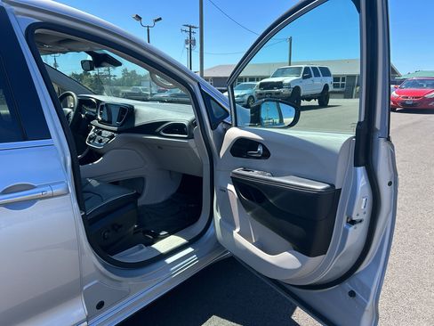 Used 2023 Chrysler Pacifica Limited w/ Uconnect Theater Family Group FWD image 33