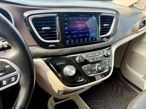 Used 2017 Chrysler Pacifica Touring-L Plus w/ Advanced Safetytec Group FWD image 22