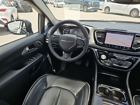 Used 2024 Chrysler Pacifica Premium FWD image 25
