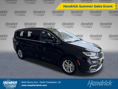 Used 2025 Chrysler Pacifica Select