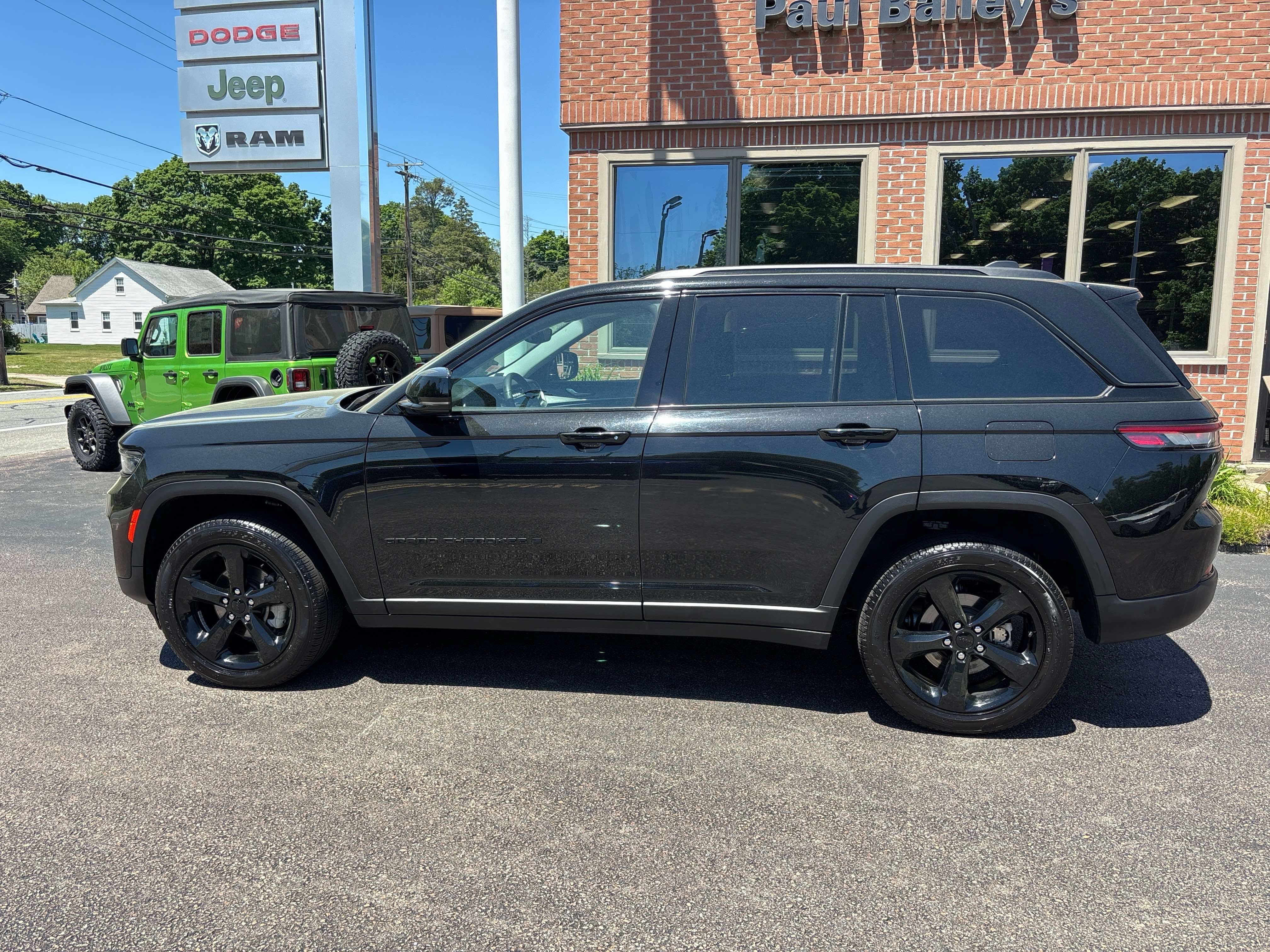 Used 2023 Jeep Grand Cherokee Limited w/ Black Appearance Package AWD/4WD image 3