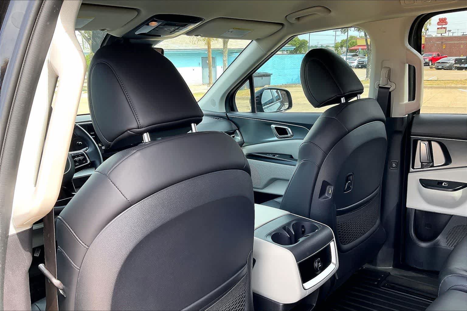 Certified 2023 Kia Carnival LX FWD image 10