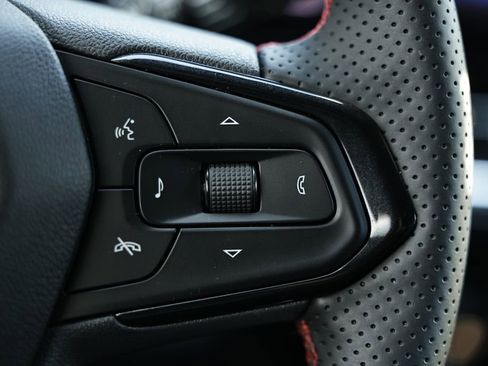 Used 2025 Chevrolet Trax RS w/ Sunroof Package FWD image 32
