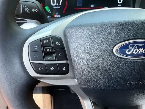 Used 2025 Ford Explorer Active AWD/4WD image 19