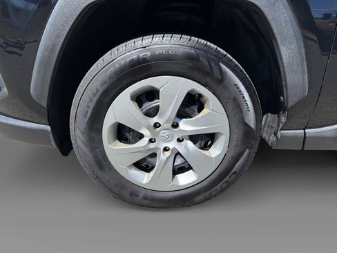 Used 2019 Toyota RAV4 LE FWD image 9