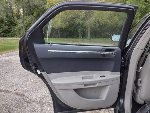 Used 2005 Chrysler 300 Touring image 10