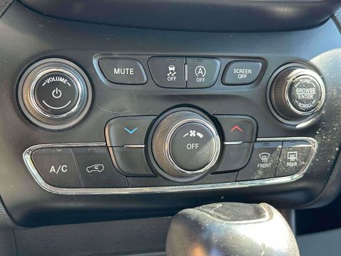 Used 2020 Jeep Cherokee Latitude Plus image 27