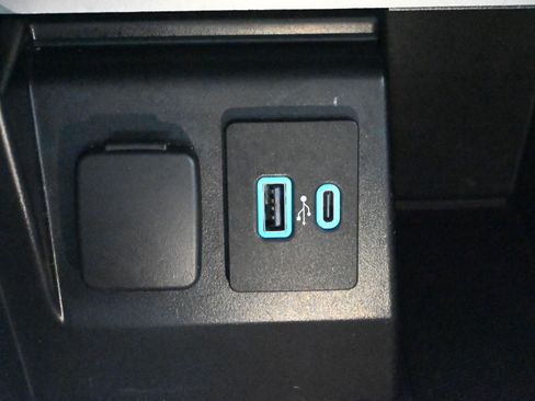 Used 2020 Ford Explorer Platinum w/ Premium Technology Package image 19