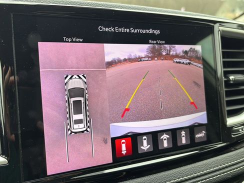 Used 2023 Chrysler Pacifica Touring-L image 11