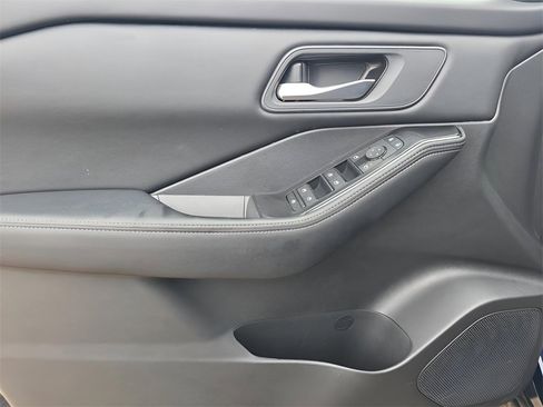 Used 2024 Nissan Rogue SV image 16