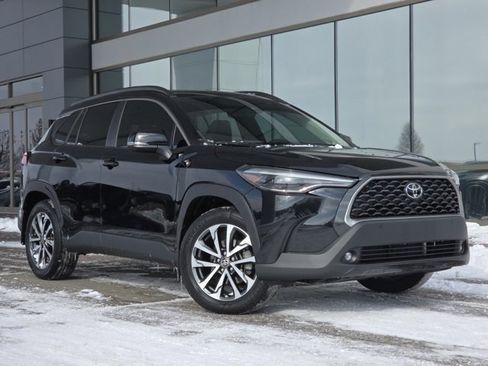 Used 2022 Toyota Corolla Cross XLE image 2