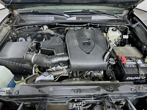 Used 2020 Toyota Tacoma TRD Off-Road image 8