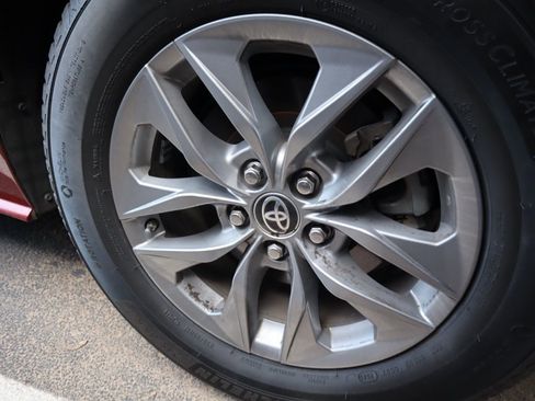 Used 2021 Toyota Sienna XLE image 18