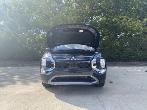 Used 2025 Mitsubishi Outlander AWD image 35