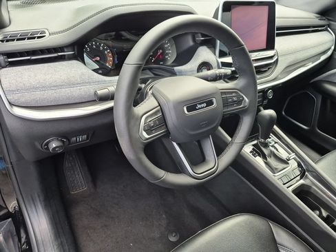 Used 2025 Jeep Compass Latitude AWD/4WD image 15