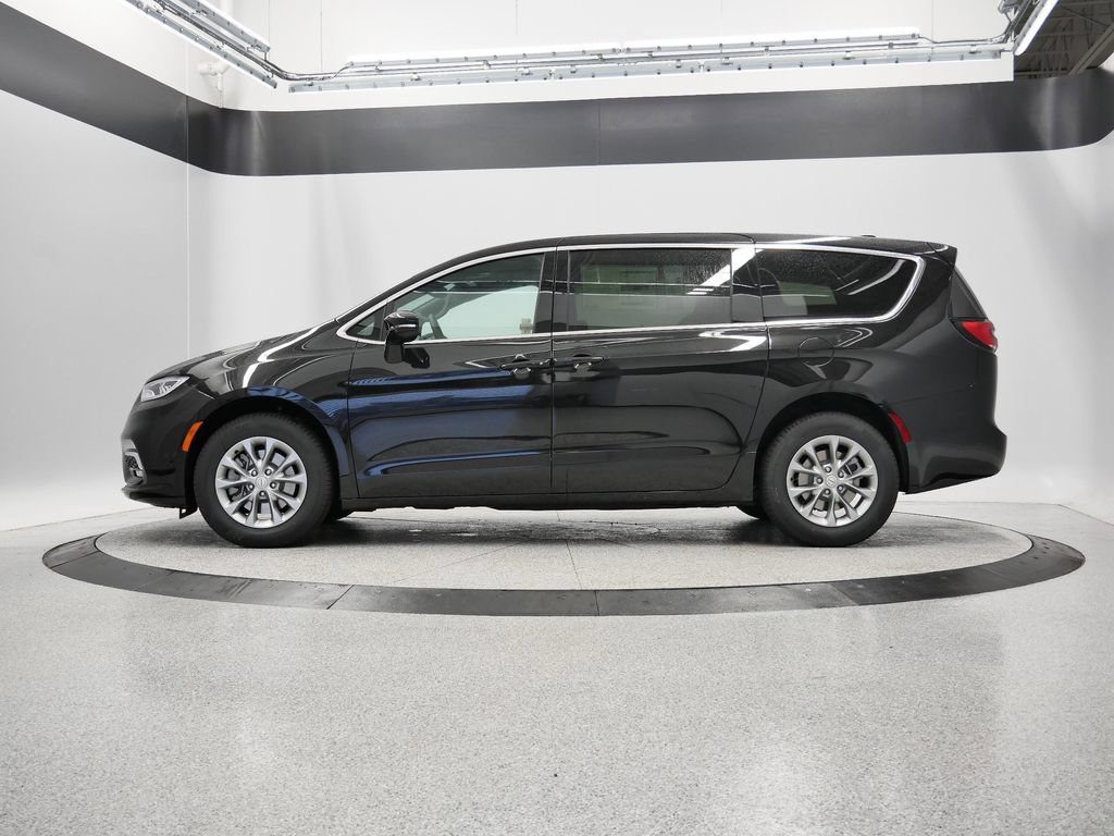 New 2026 Chrysler Pacifica Select AWD/4WD image 3