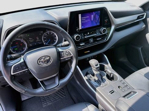 Used 2023 Toyota Highlander XLE AWD/4WD image 9