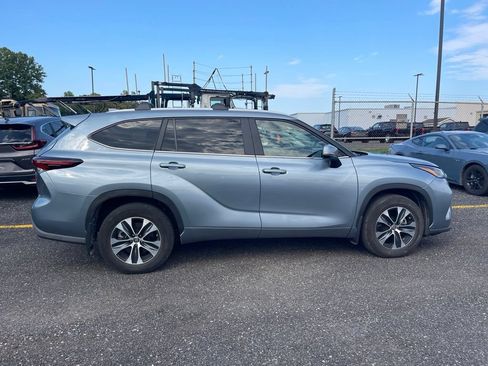 Used 2024 Toyota Highlander XLE AWD/4WD image 6