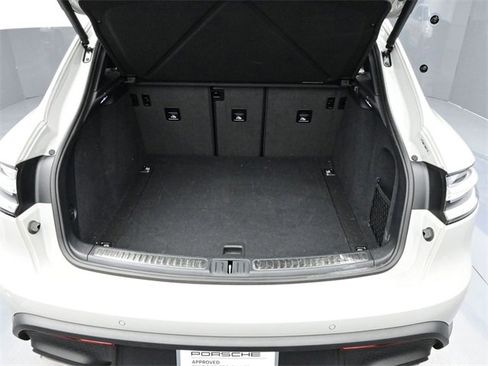 Certified 2023 Porsche Macan image 16