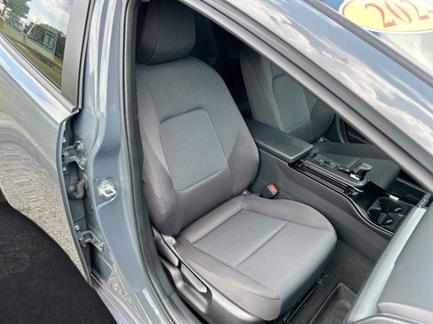 Used 2024 Toyota Prius LE FWD image 31