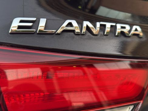 Used 2015 Hyundai Elantra SE image 38