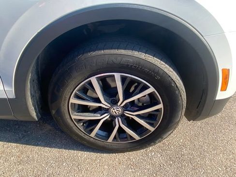 Used 2020 Volkswagen Tiguan SE w/ Panoramic Sunroof Package AWD/4WD image 12