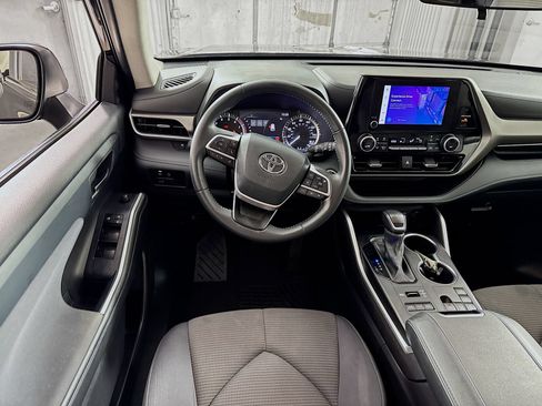Used 2024 Toyota Highlander LE AWD/4WD image 14