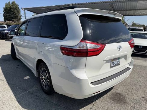 Used 2018 Toyota Sienna XLE w/ XLE Navigation Package FWD image 3