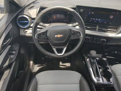 Used 2025 Chevrolet Trax LT w/ LT Convenience Package FWD image 14