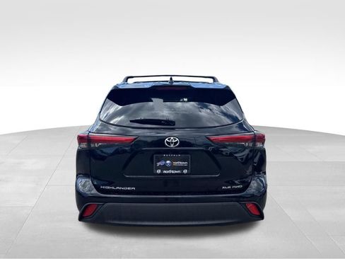 Used 2021 Toyota Highlander XLE AWD/4WD image 37