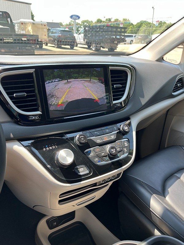 Used 2023 Chrysler Pacifica Touring-L FWD image 9