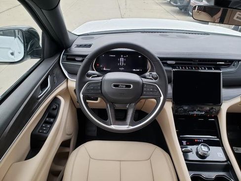 New 2025 Jeep Grand Cherokee Limited image 9