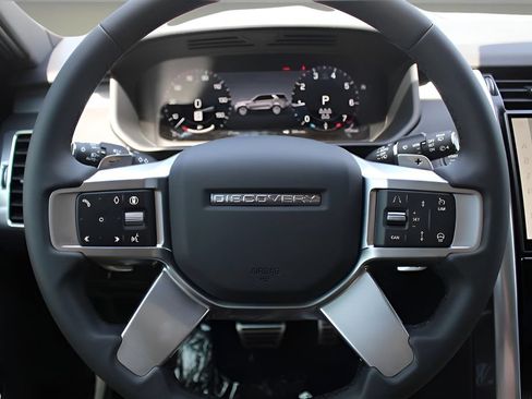 Used 2025 Land Rover Discovery Dynamic SE AWD/4WD image 17