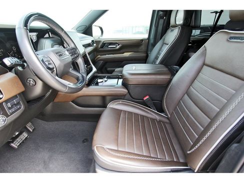 Used 2025 GMC Yukon Denali Ultimate AWD/4WD image 6