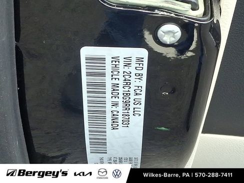 Used 2024 Chrysler Pacifica Touring-L FWD image 29