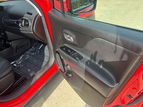 Used 2020 Jeep Renegade Altitude FWD image 43