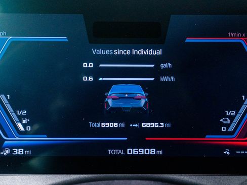 Used 2025 BMW M5 w/ Executive Package image 29