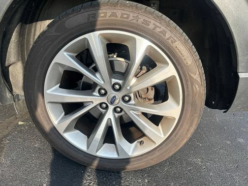 Used 2021 Ford Explorer Platinum w/ Equipment Group 601A AWD/4WD image 29