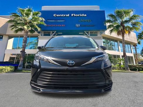 Used 2025 Toyota Sienna LE FWD image 3