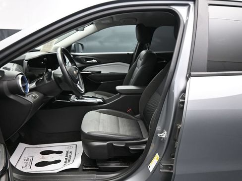 Used 2025 Chevrolet Trax LT w/ LT Convenience Package FWD image 9