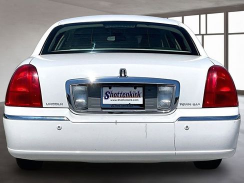 Used 2005 Lincoln Town Car Signature image 5