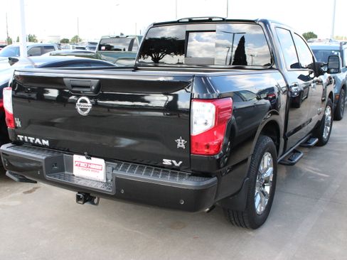 Used 2021 Nissan Titan SV w/ SV Convenience Package RWD image 9
