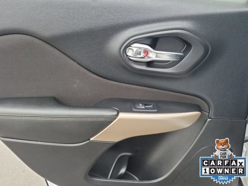 Used 2018 Jeep Cherokee Latitude FWD image 13